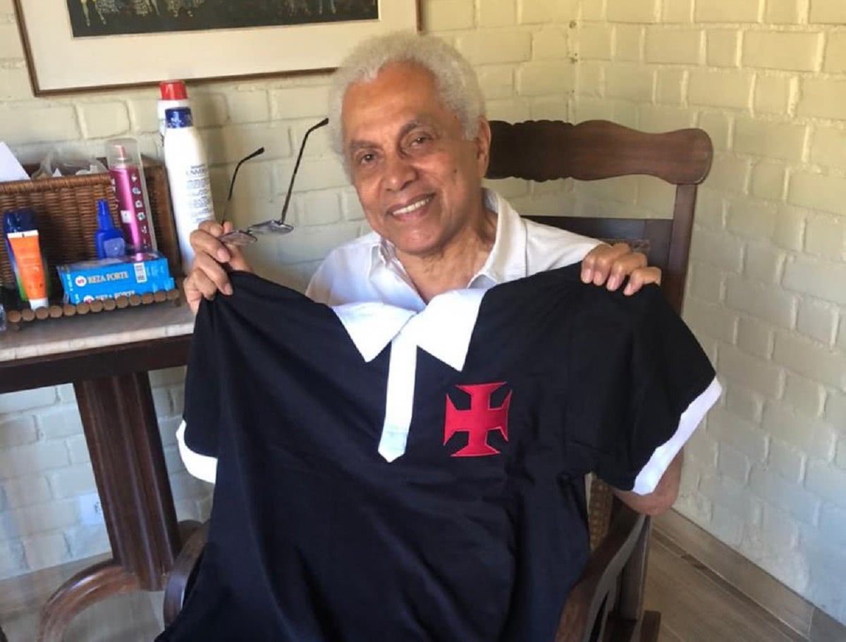 Paulinho da Viola com camisa do Vasco de 1923