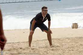 Ator Rodrigo Hilbert jogando vôlei na praia com camisa do Vasco