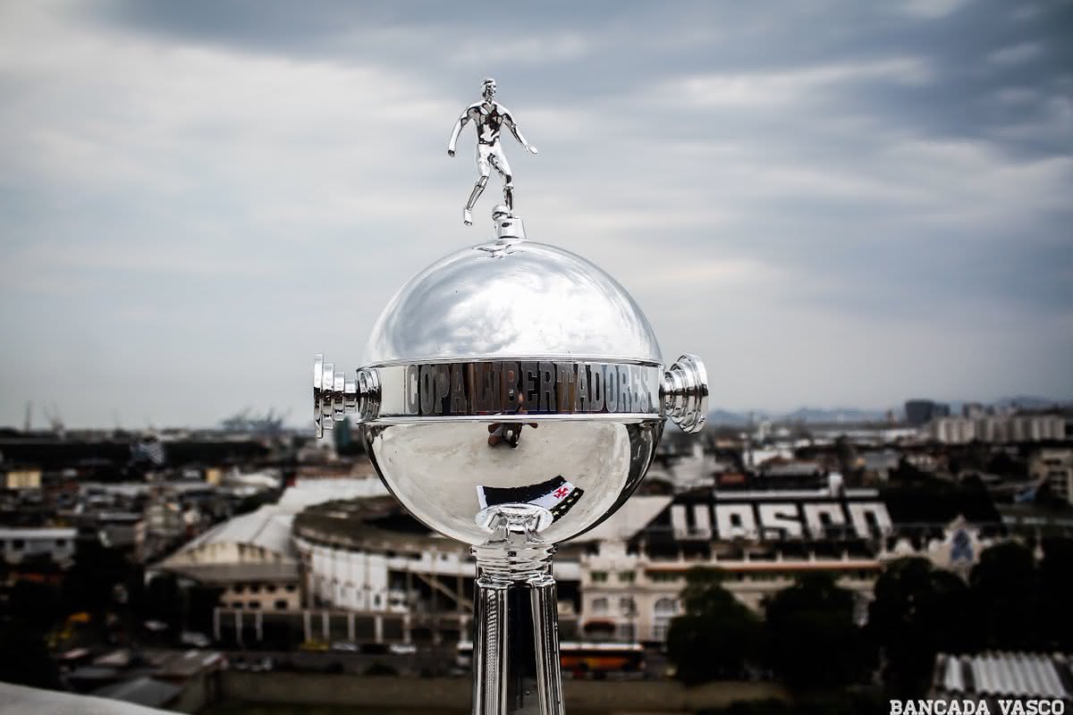 Troféu da Libertadores com São Januário ao fundo