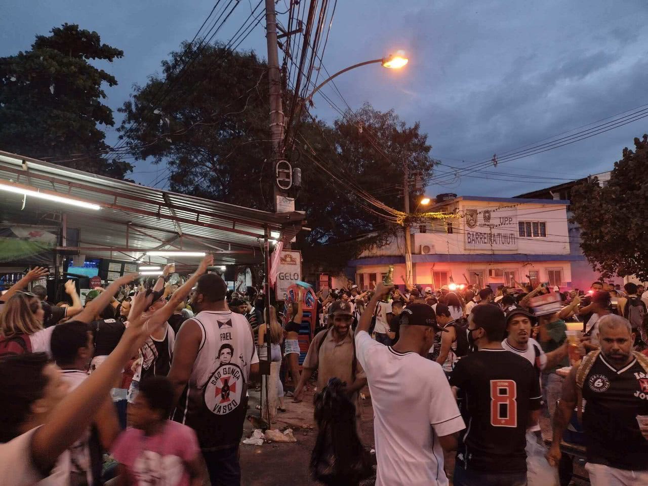 Torcedores do Vasco da Gama em São Januário (Foto: