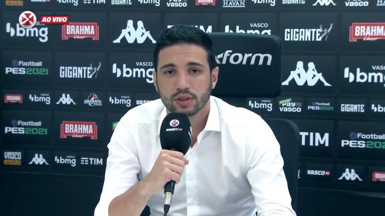 Alexandre Pássaro durante entrevista na Vasco TV