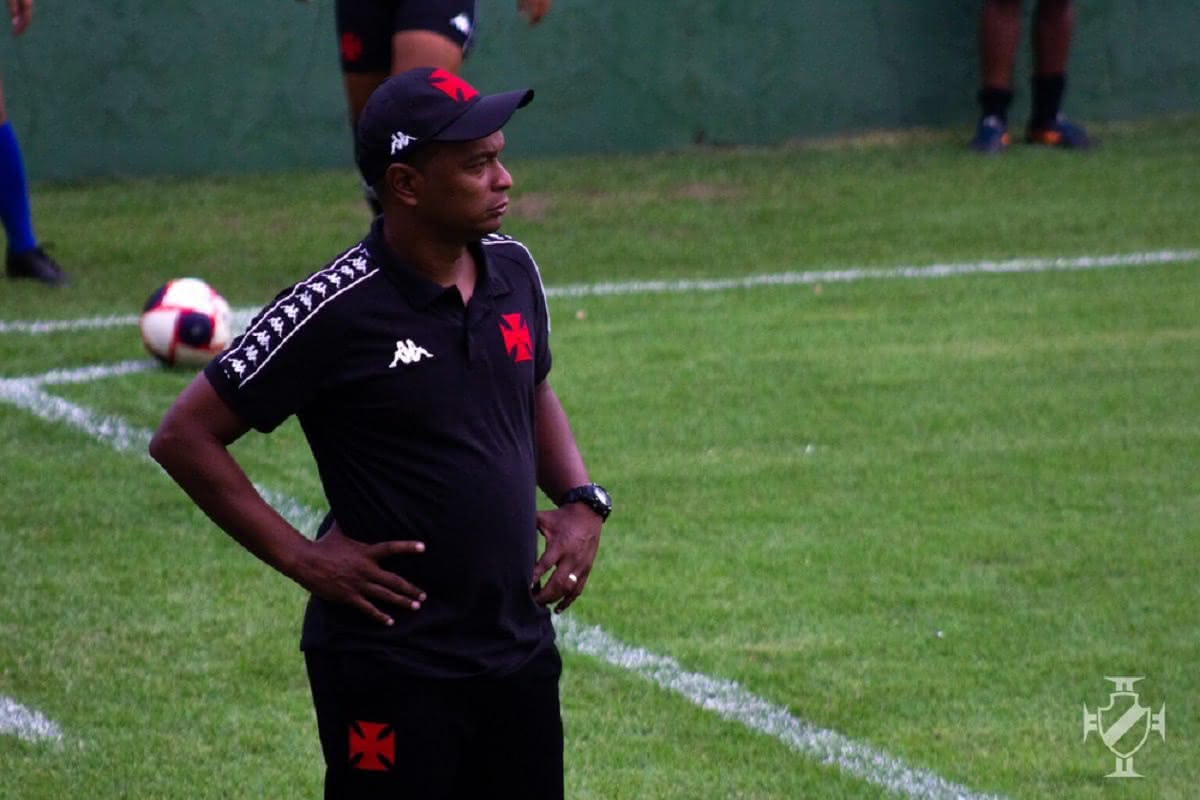 Antony Menezes é comandante da equipe feminina do Vasco