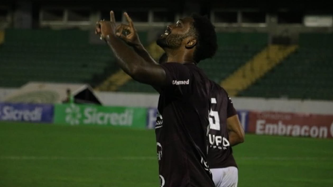 Bruno Mezenga em ação pela Ferroviária-SP