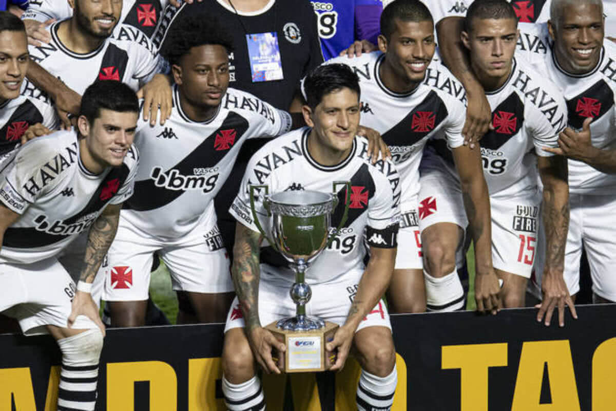 Jogadores do Vasco com o troféu da Taça Rio 2021