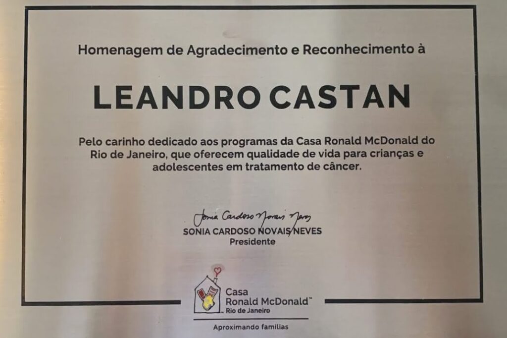 Castan recebe placa da Casa Ronald McDonald