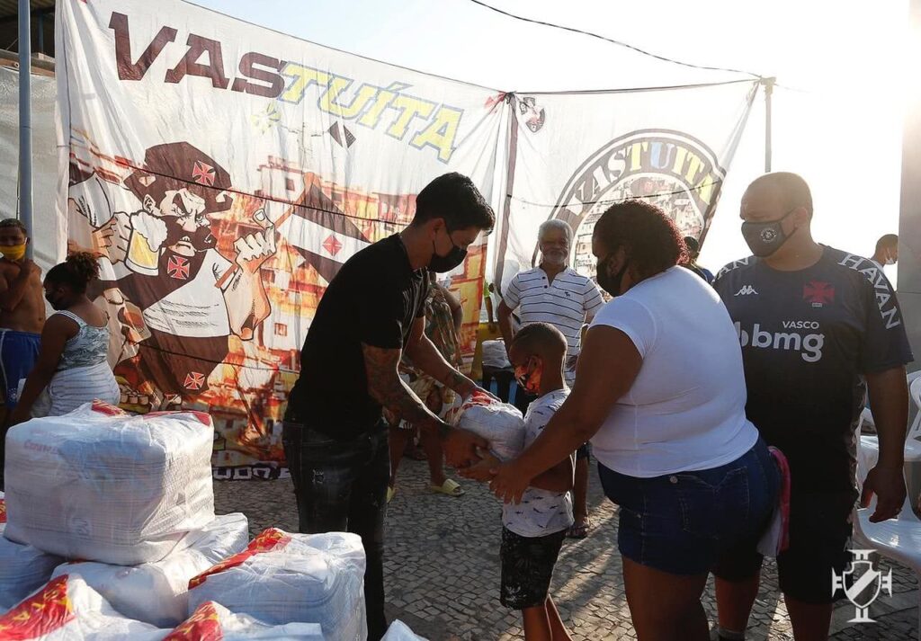 Germán Cano entrega cesta básica para criança no Tuiuti