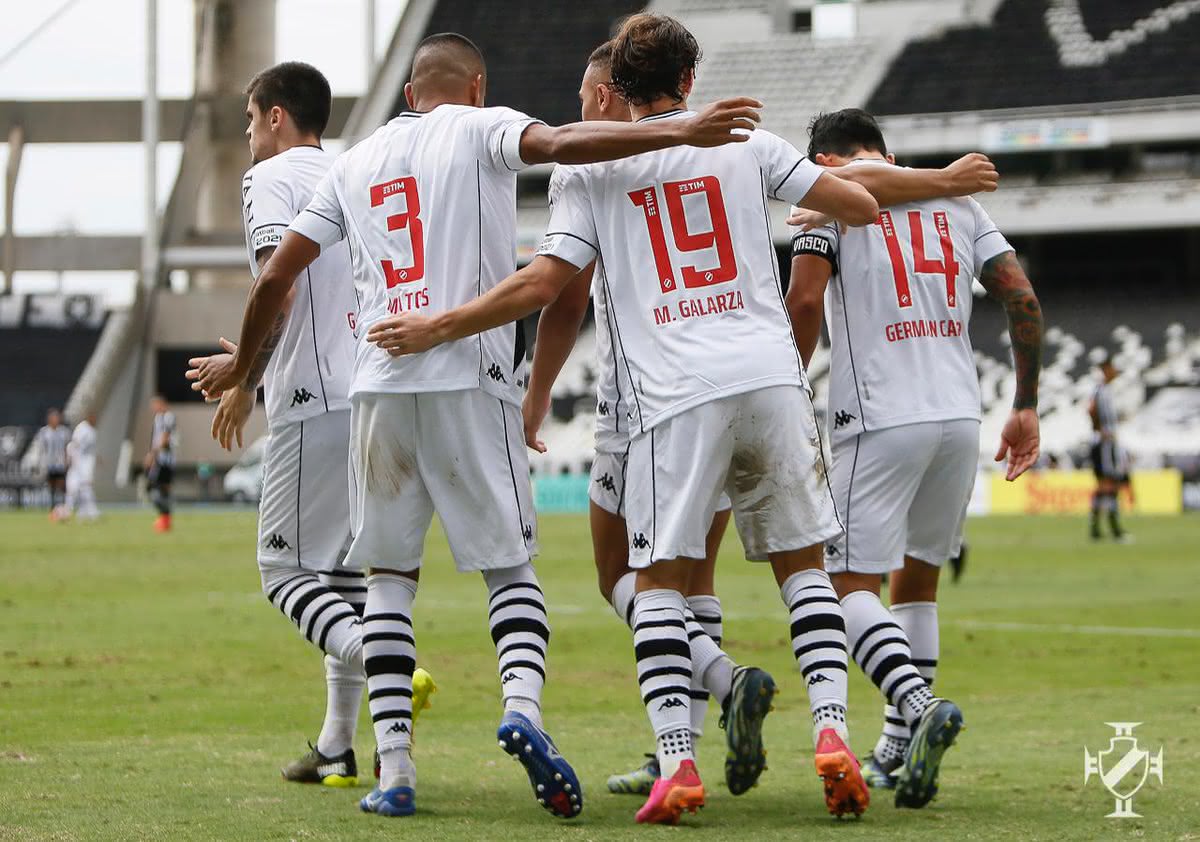 Jogadores do Vasco celebrando gol de Germán Cano contra o Botafogo