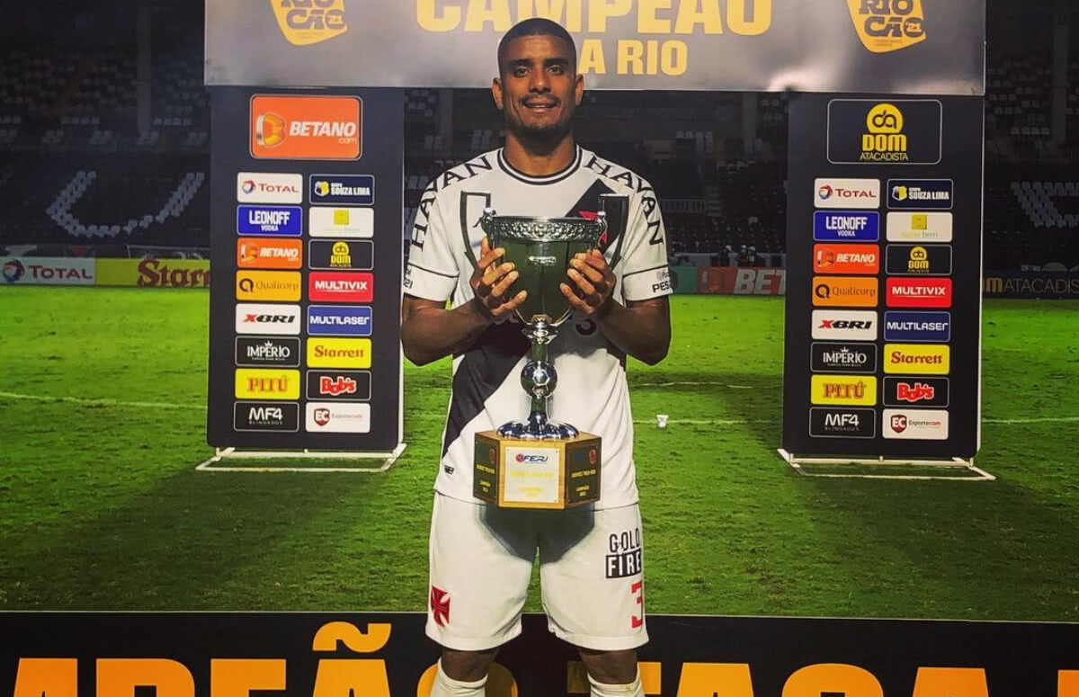 Léo Matos com o troféu da Taça Rio