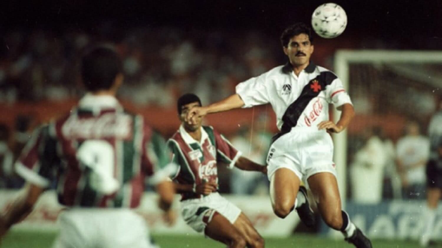 Ricardo Rocha em ação pelo Vasco contra o Fluminense no Maracanã