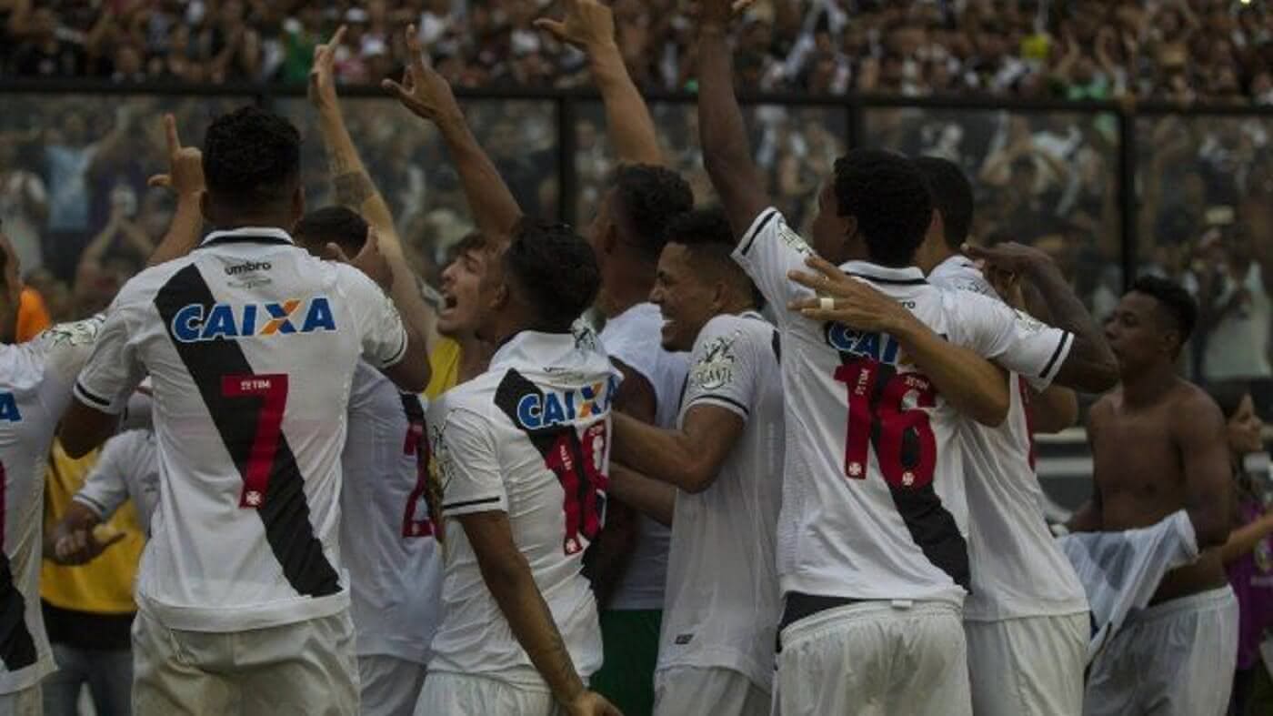 Jogadores do Vasco em 2017 comemorando classificação à Pré-Libertadores de 2018