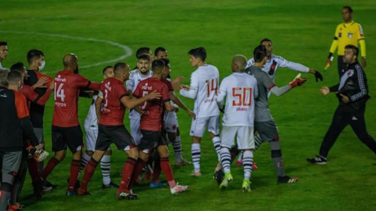 Confusão na partida entre Vasco e Brasil de Pelotas