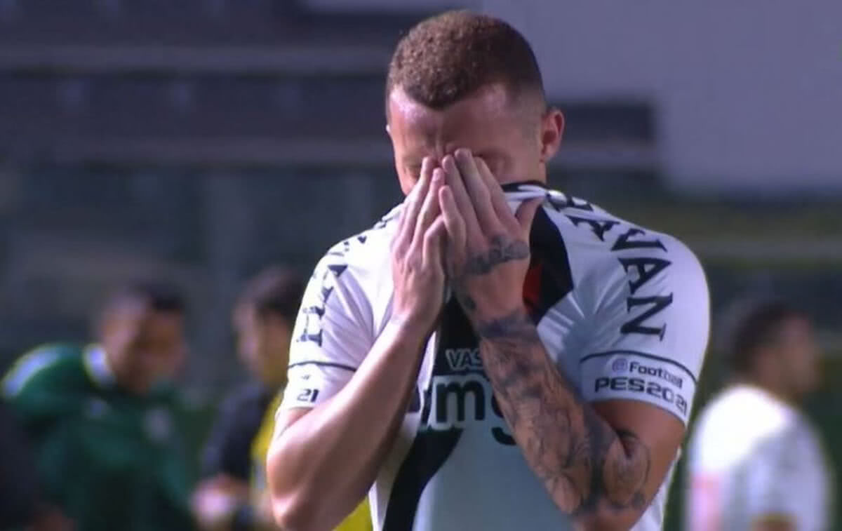 Bruno Gomes deixa gramado chorando após expulsão