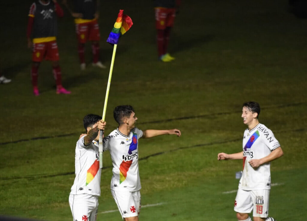 Cano ergue a bandeira do arco-íris ao comemorar gol contra o Brusque