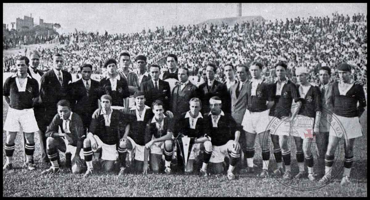 Jogadores do Vasco em duelo contra o Barcelona