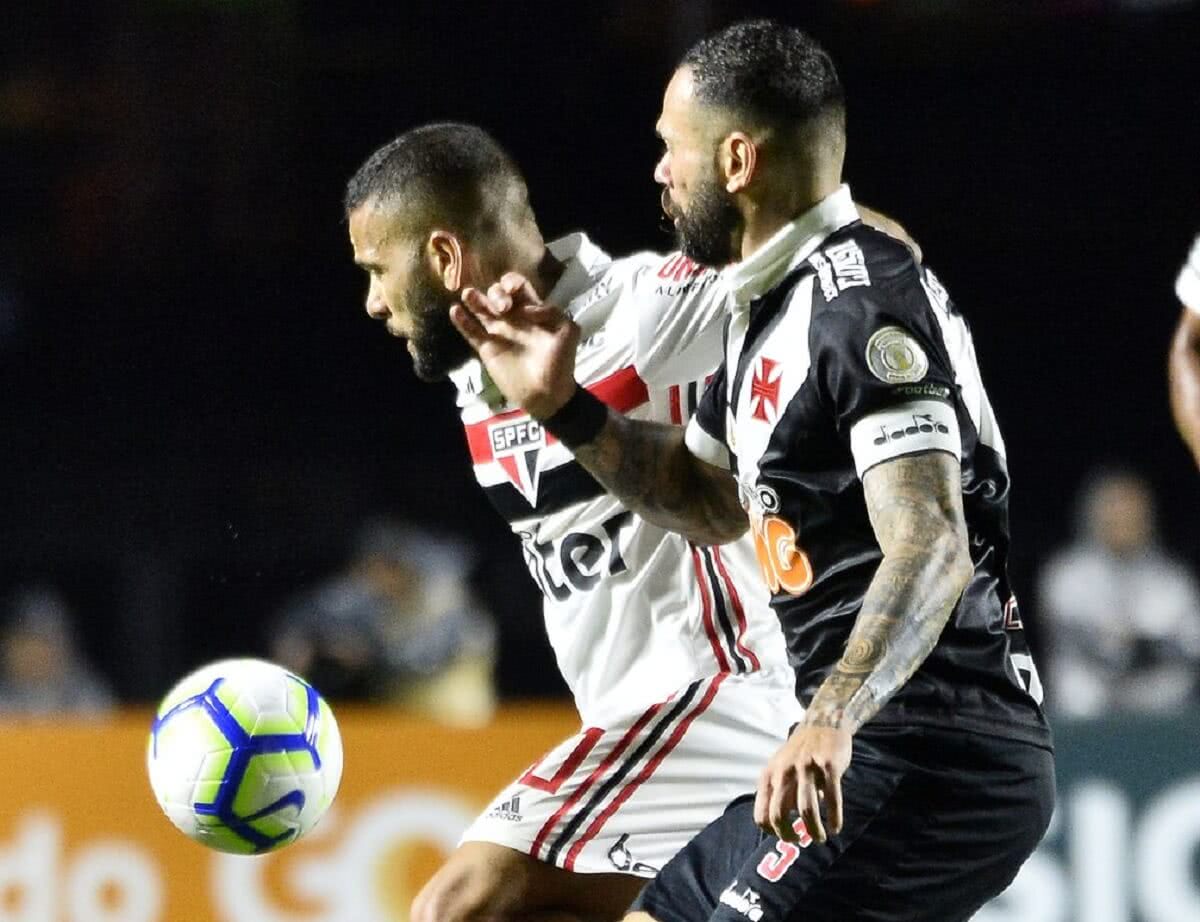 Daniel Alves e Leandro Castan em disputa de bola em São Paulo x Vasco em 2019