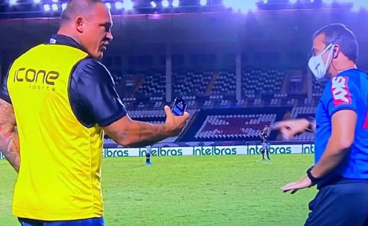 Leandrão mostrando celular para o 4º árbitro em Vasco 1 x 1 Boavista, pela Copa do Brasil 2021