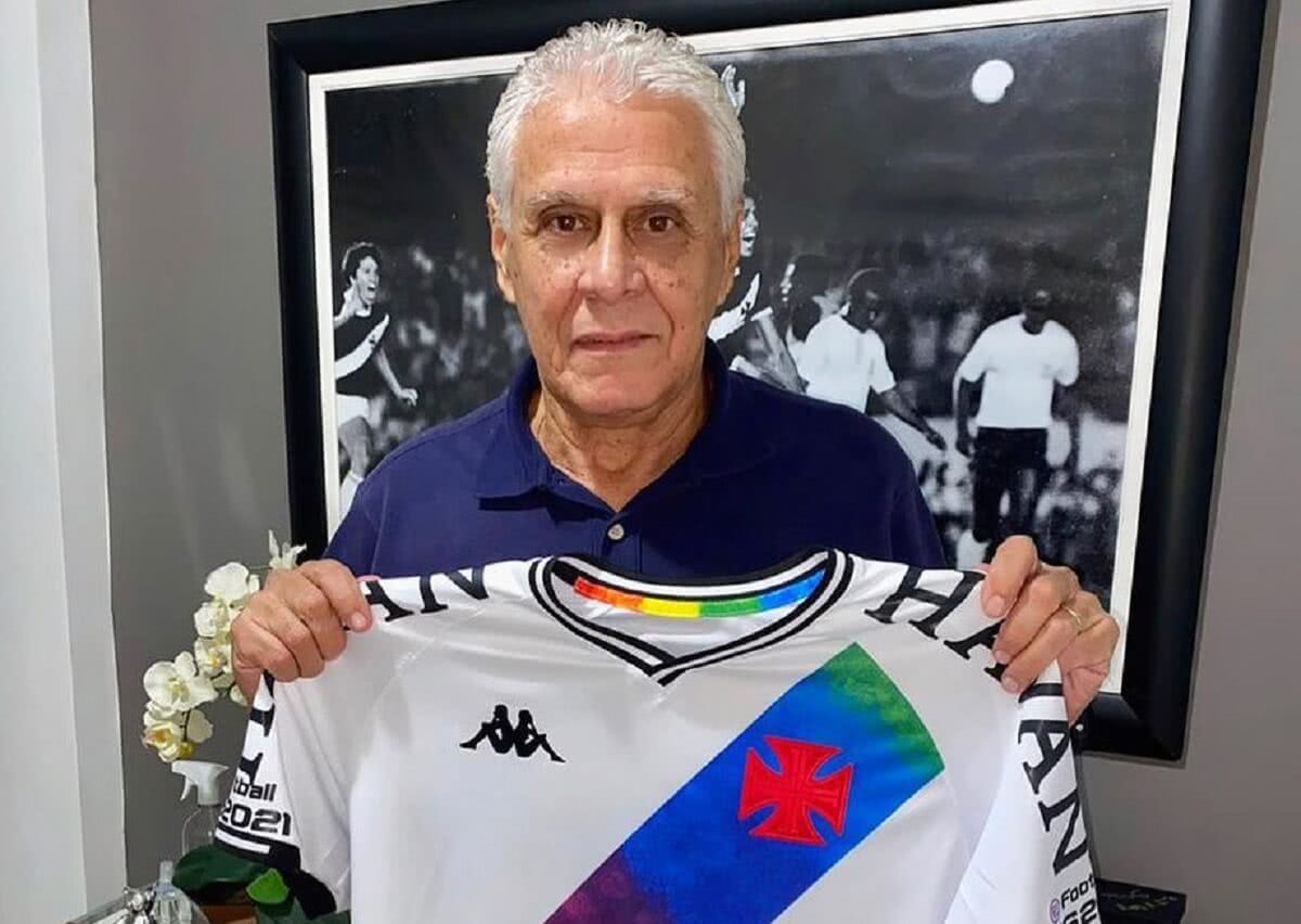 Roberto Dinamite com camisa do Vasco em homenagem à causa LGBTQIA+