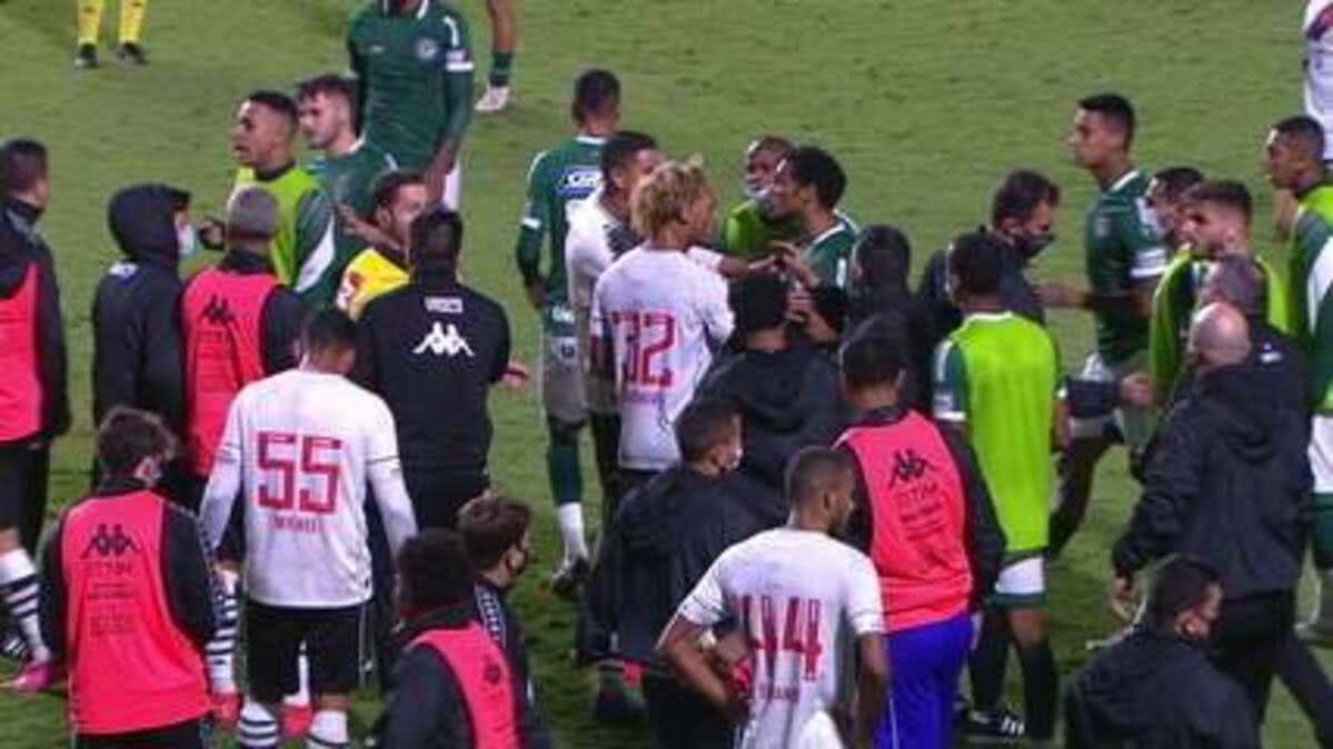 Confusão no fim da partida entre Vasco e Goiás