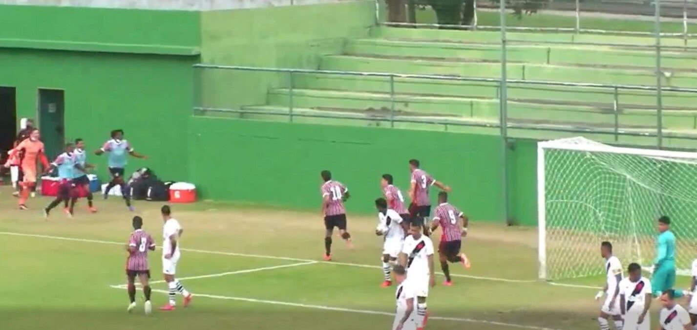 Jogadores do São Paulo sub-20 comemoram gol contra o Vasco