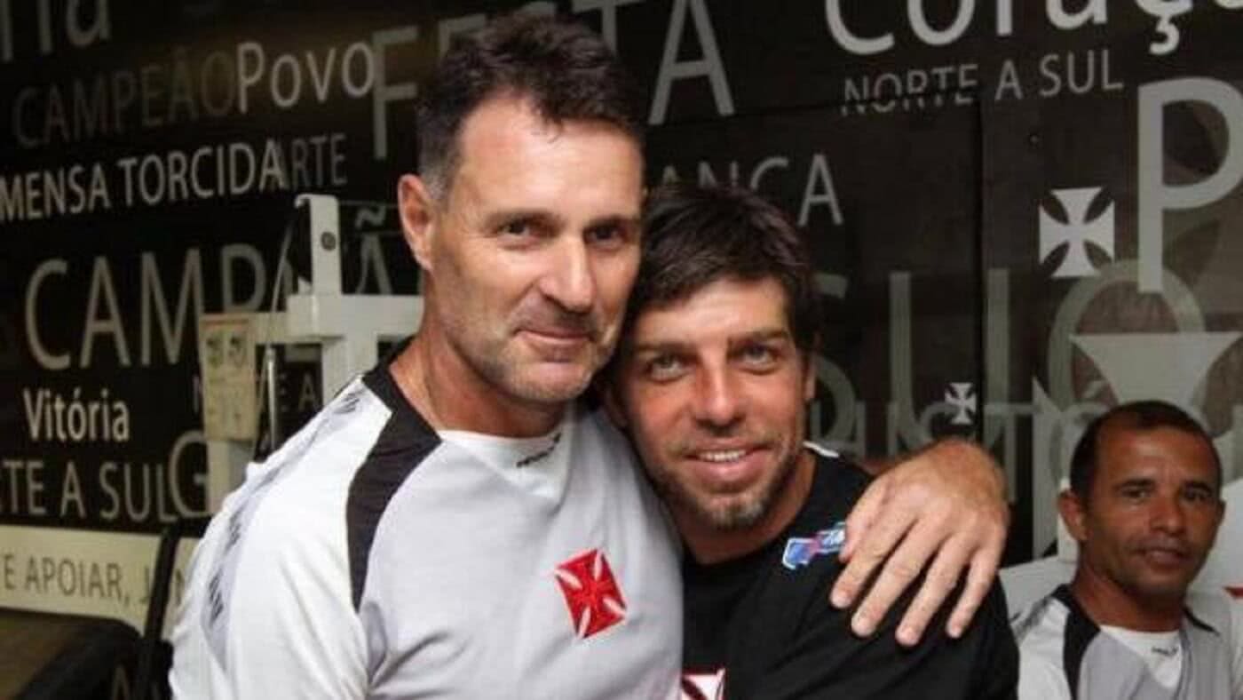 Carlos Germano e Juninho Pernambucano durante a despedida do ex-meia do Vasco, em 2013