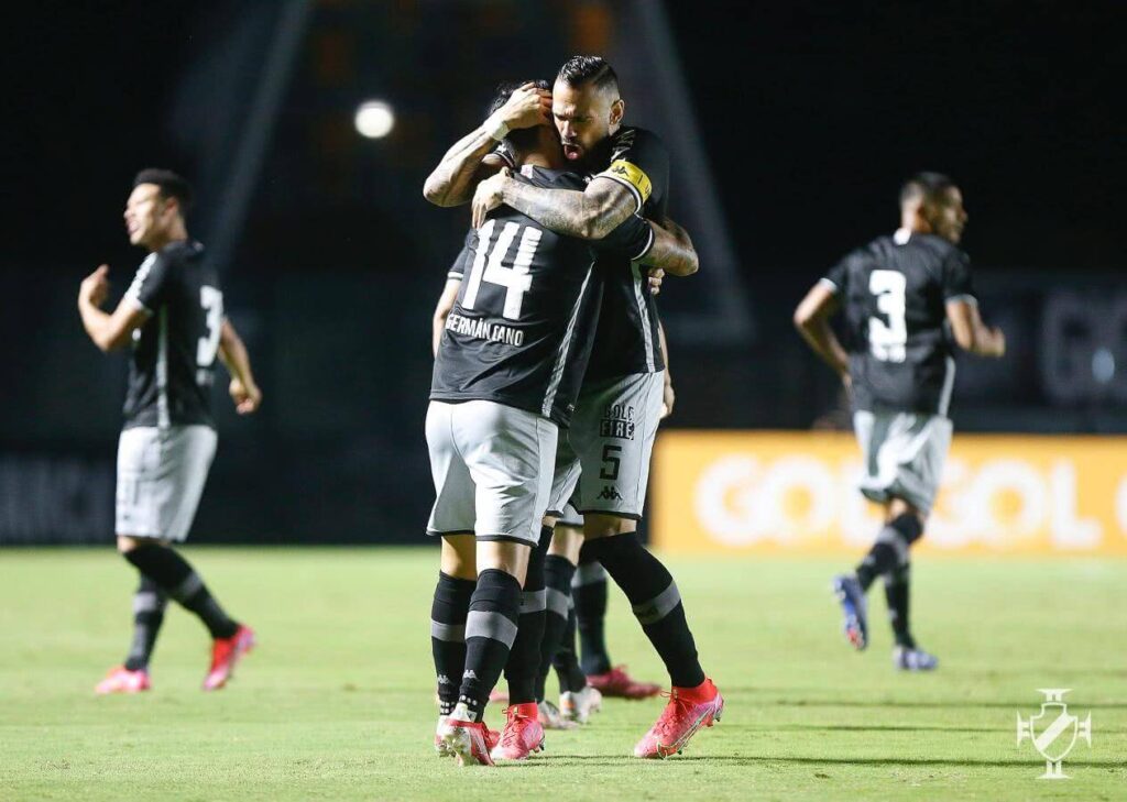 Castan e Cano comemorando gol contra o Sampaio Corrêa