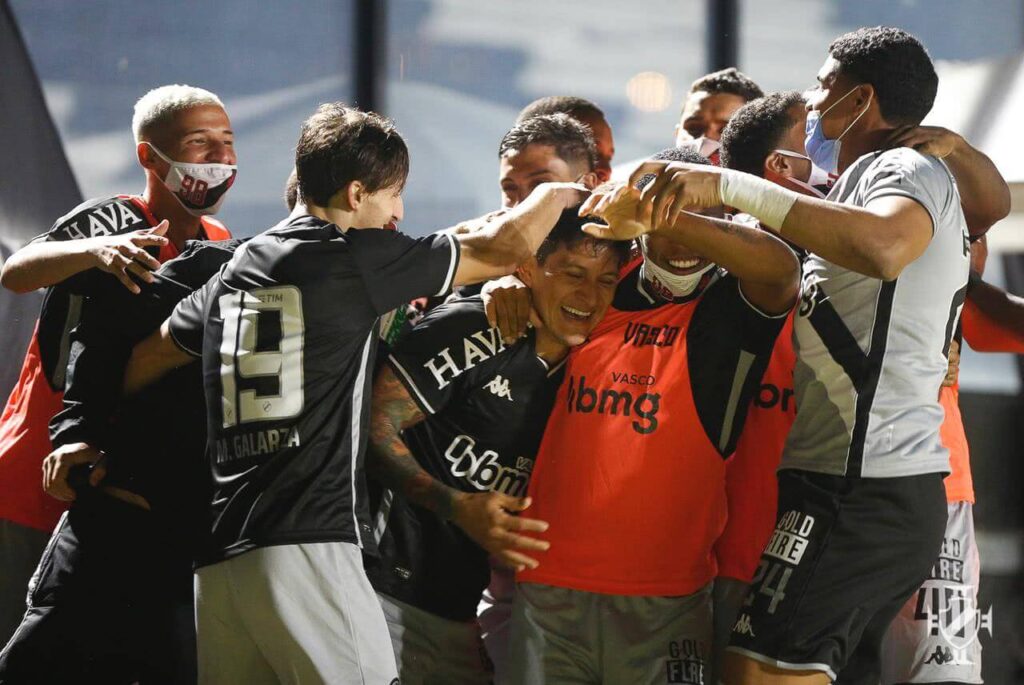 Jogadores do Vasco comemorando gol contra o Sampaio Corrêa