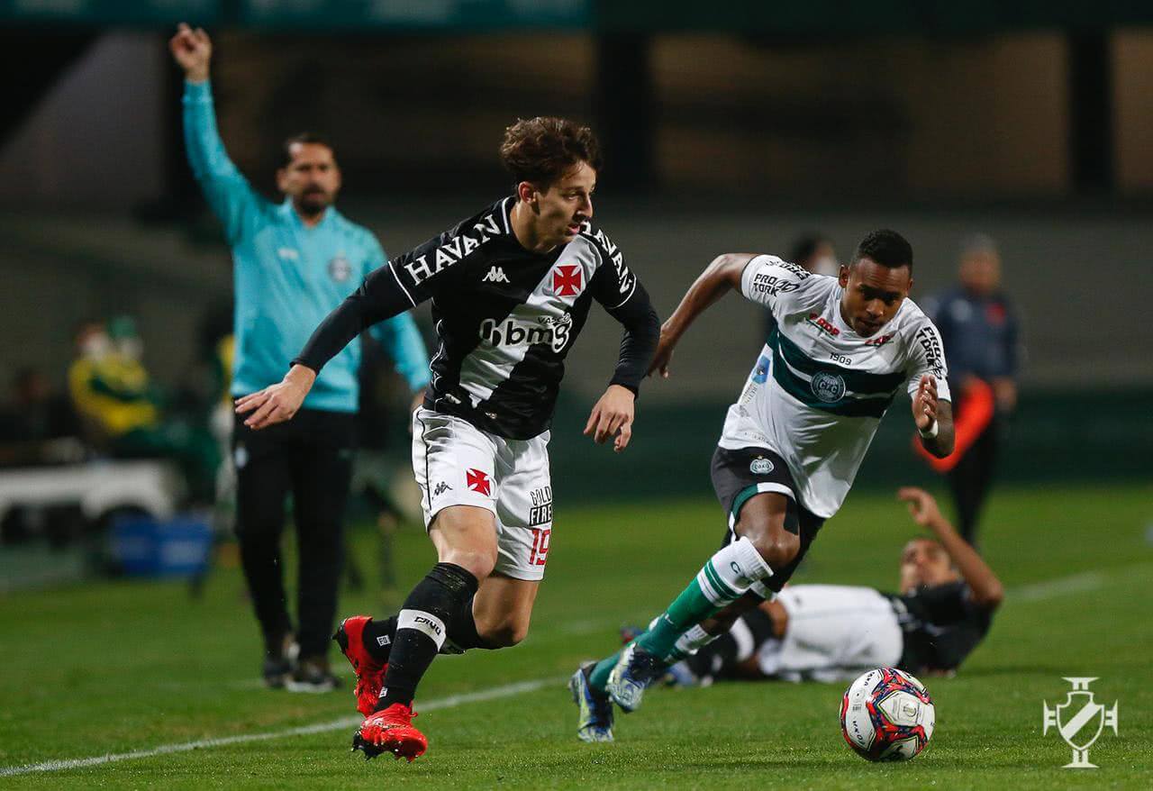 Galarza em ação pelo Vasco contra o Coritiba pela Série B 2021
