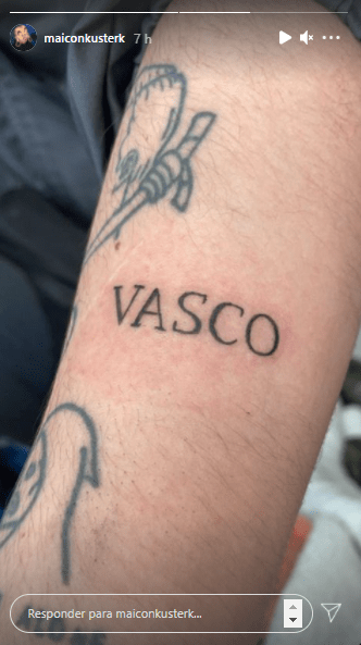 Maicon Küster tatuou a palavra 'Vasco' no braço