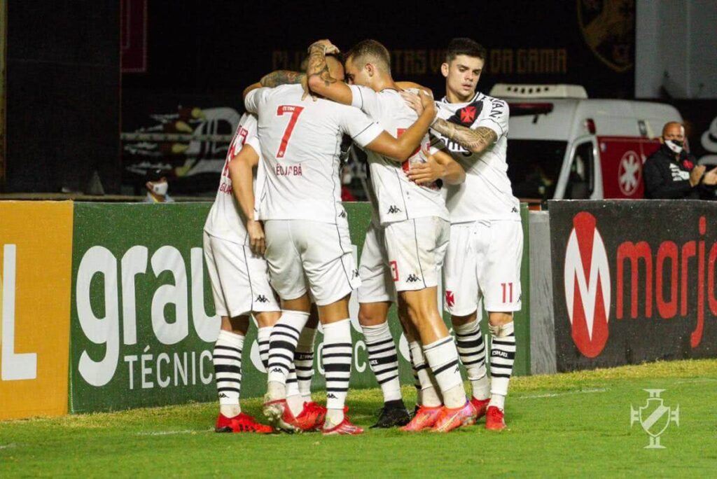 Jogadores do Vasco comemorando gol contra o Guarani