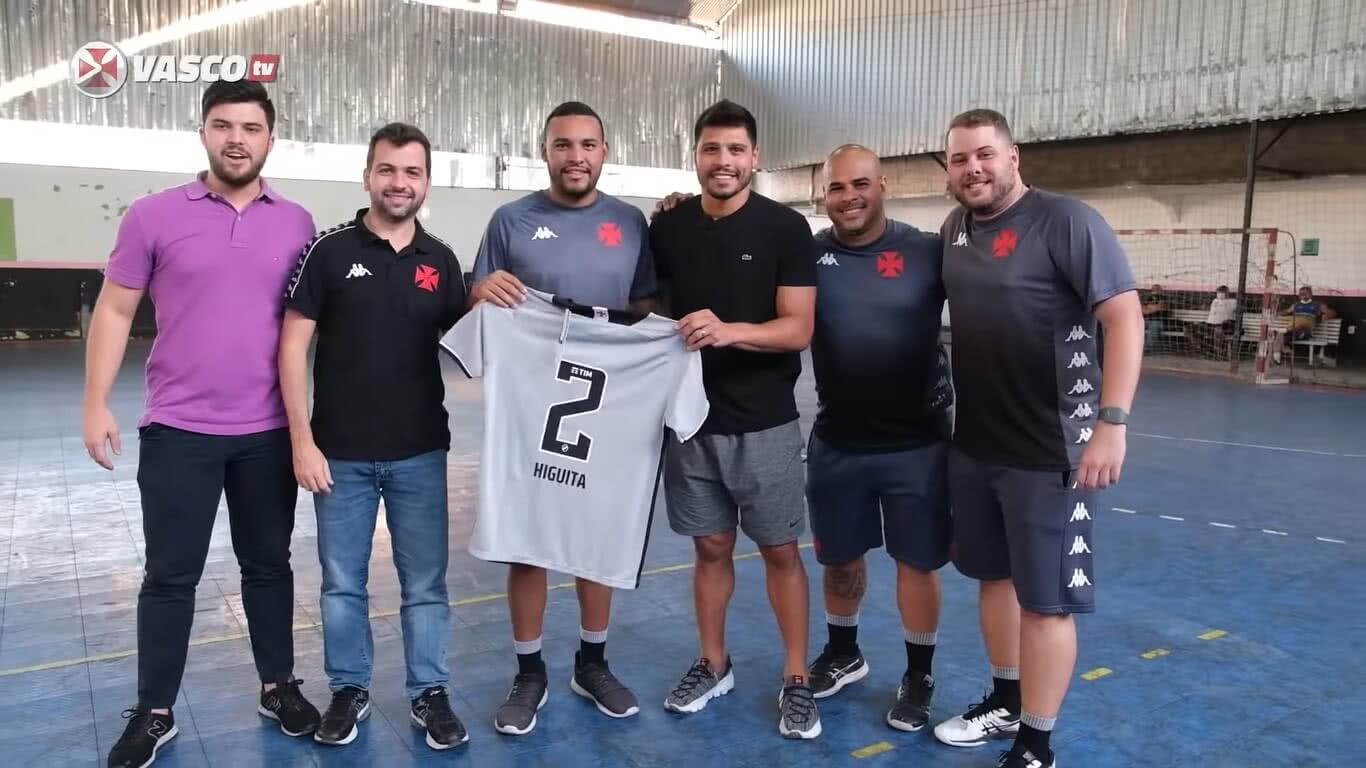 Léo Higuita em visita ao Vasco