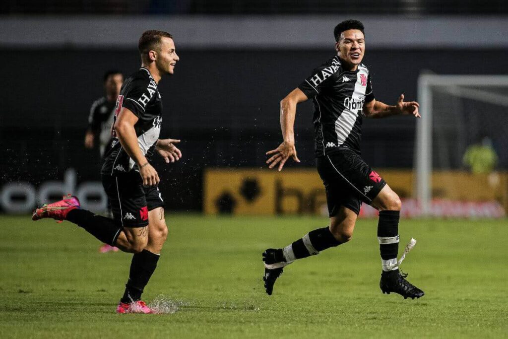 Marquinhos Gabriel e Bruno Gomes comemorando gol contra o CSA