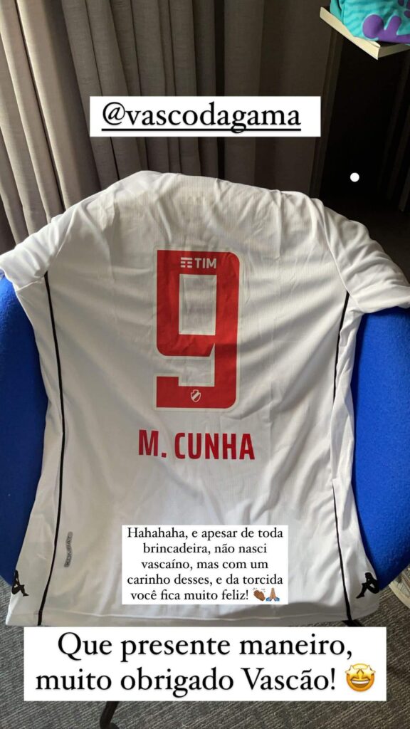 Matheus Cunha mostra camisa do Vasco