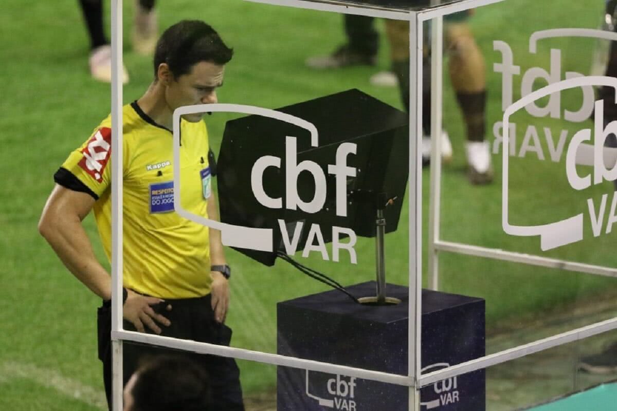 Árbitro observando tela do VAR em jogo do Campeonato Brasileiro