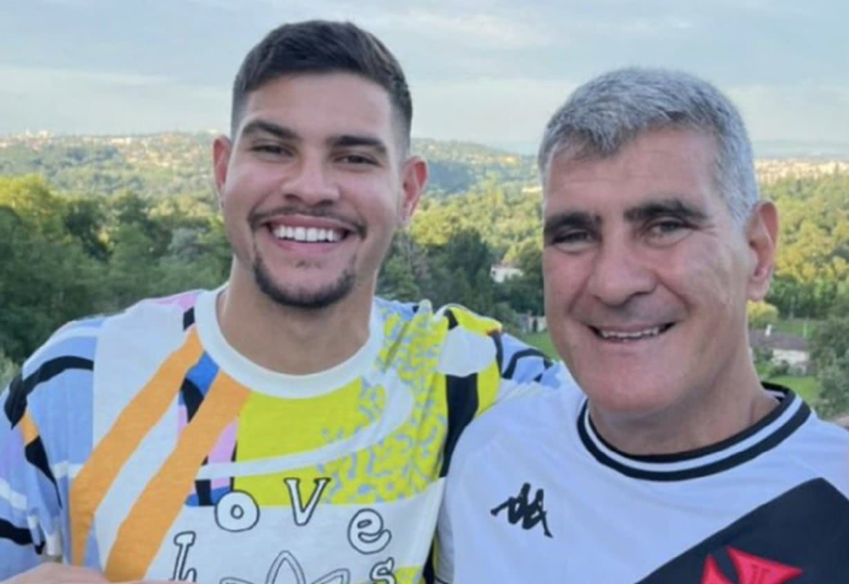 Bruno Guimarães presenteou o pai com camisa que recebeu do Vasco