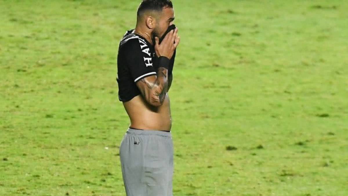 Castan após expulsão em jogo contra o São Paulo
