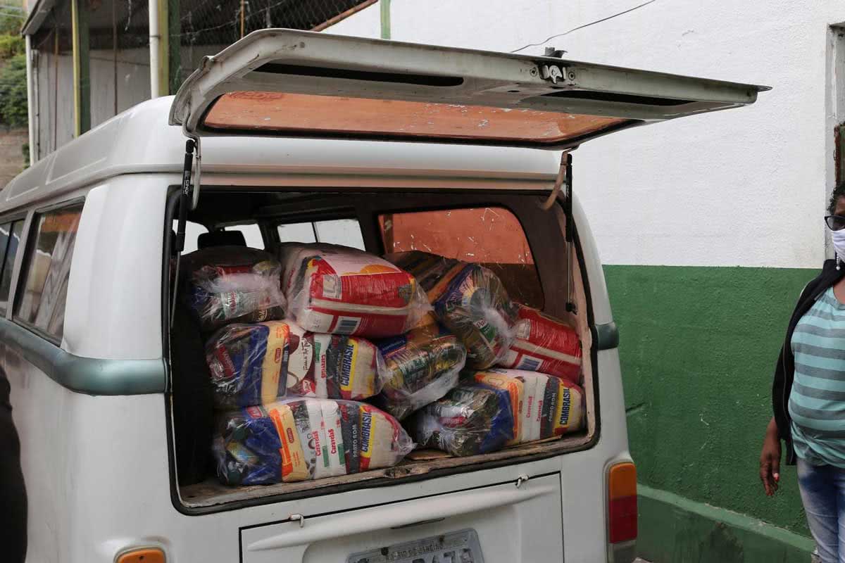 Cestas básicas distribuídas em Xerém