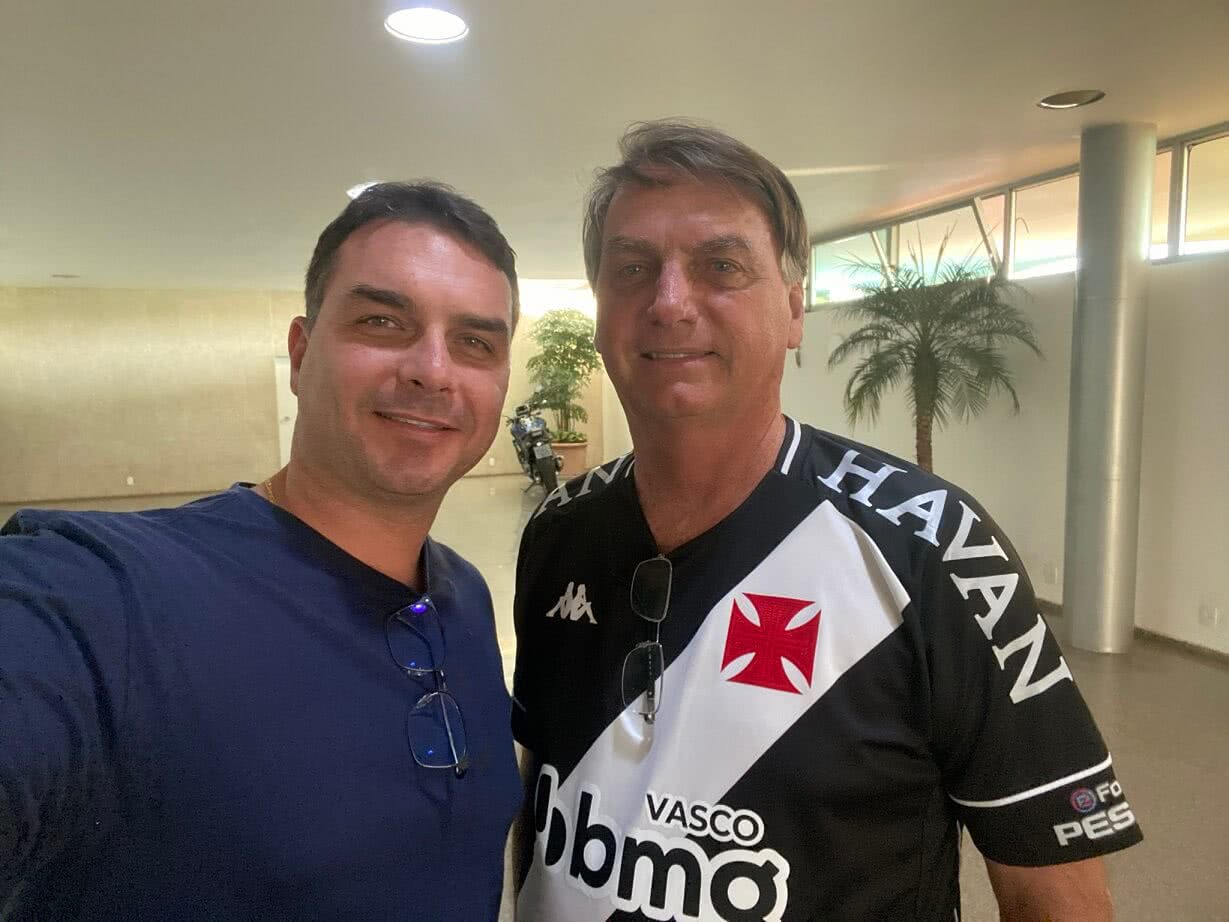 Flávio Bolsonaro postou foto com o pai vestindo camisa do Vasco