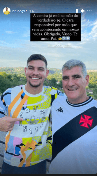 Bruno Guimarães presenteou o pai com camisa do Vasco