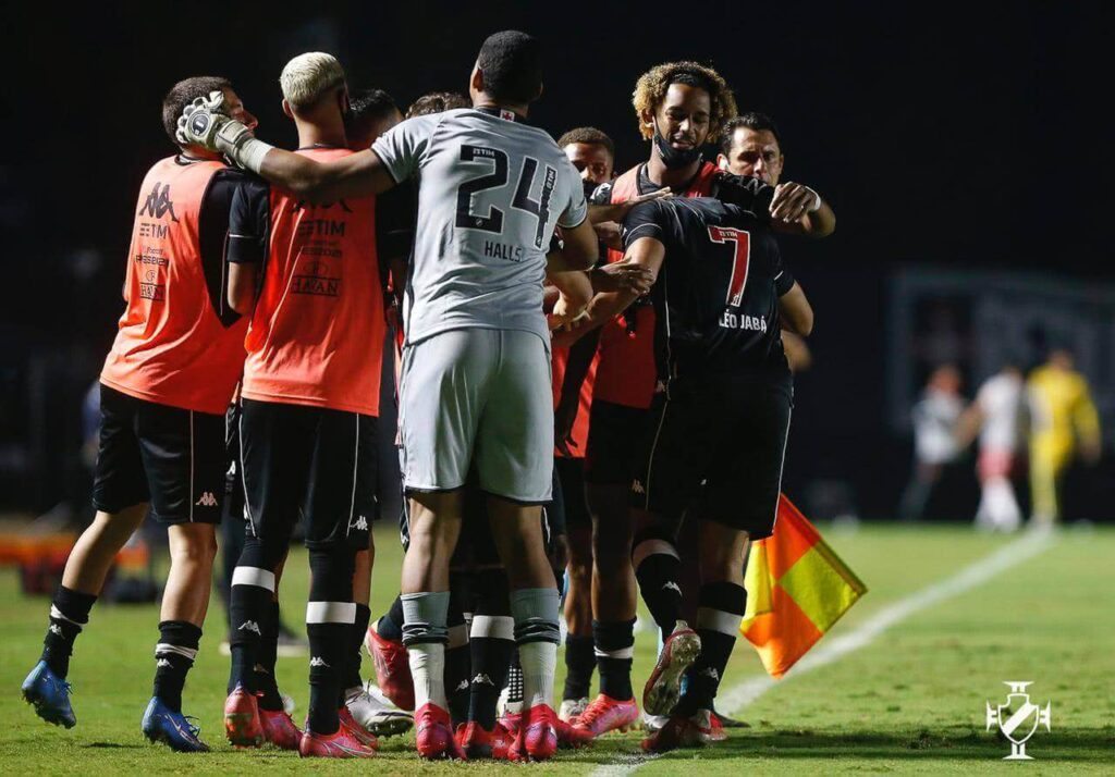 Jogadores do Vasco comemorando gol contra o contra o Vila Nova