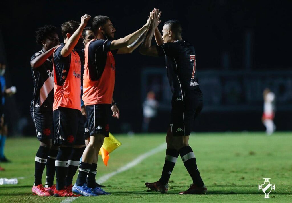 Léo Jabá comemorando com os companheiros gol contra o Vila Nova