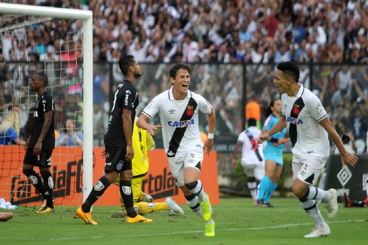 Mateus Vital comemorando gol pelo Vasco contra a Ponte Preta em 2017