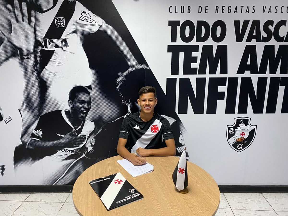 Vasco assina contrato profissional com Ray até 2024