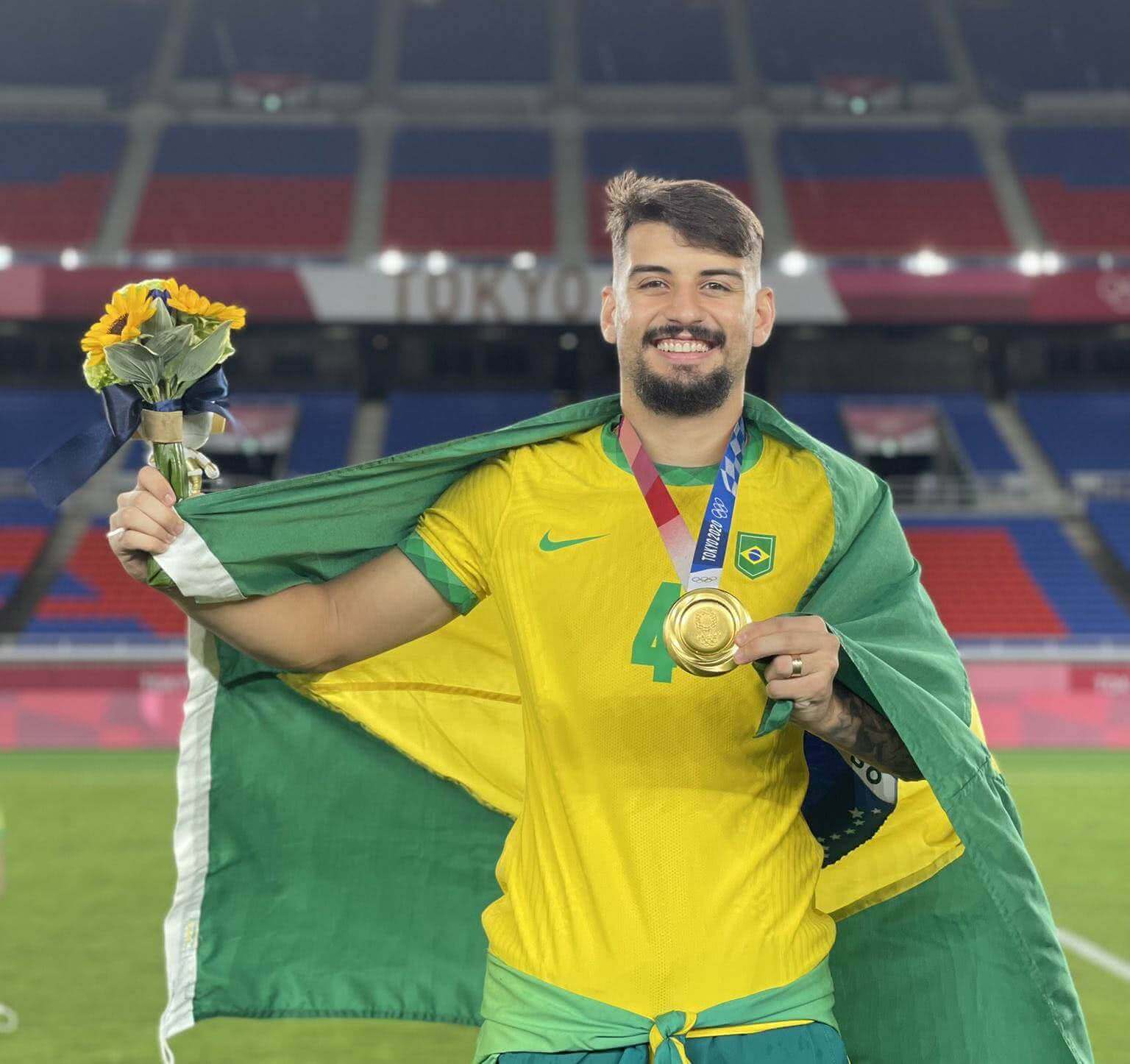 Ricardo Graça posa com a medalha de ouro