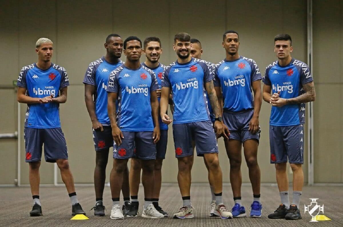 Arthur Sales, Ulisses, Juninho, Andrey, Ricardo Graça, Léo Jabá, Miranda e Gabriel Pec em treino do Vasco