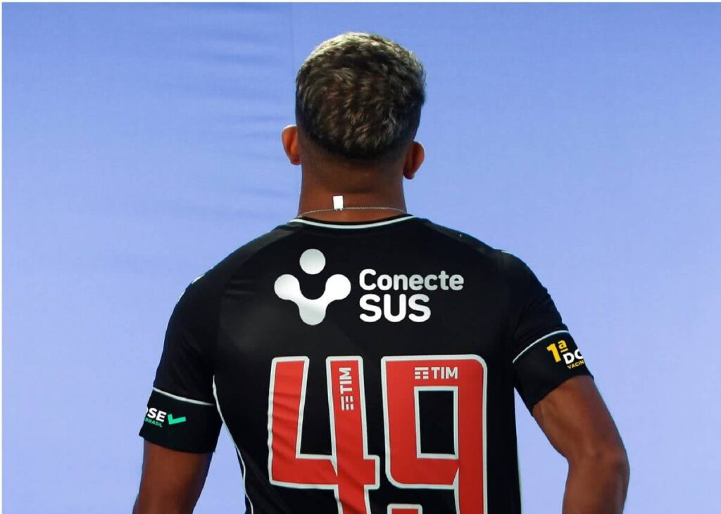 Camisa do Vasco em referência ao Conecte SUS