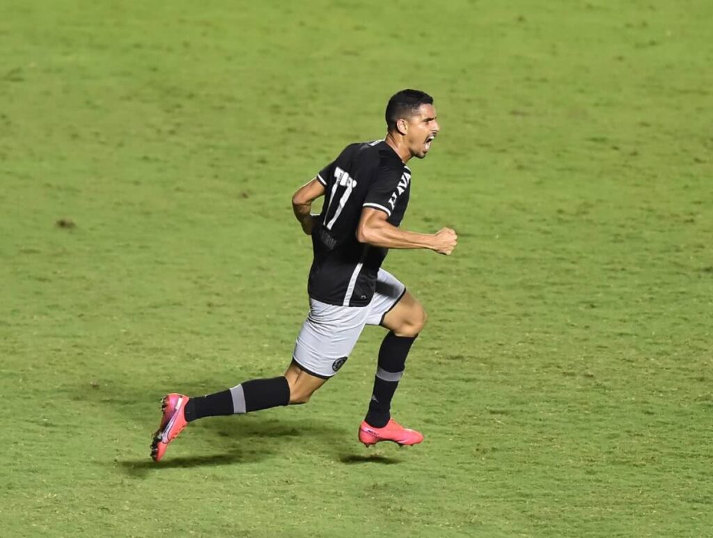 Daniel Amorim festejando gol contra o Brasil de Pelotas