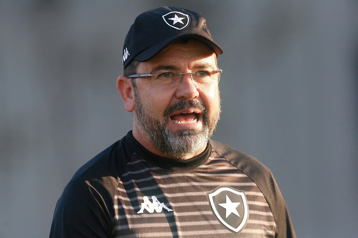 Enderson Moreira está no comando do Botafogo