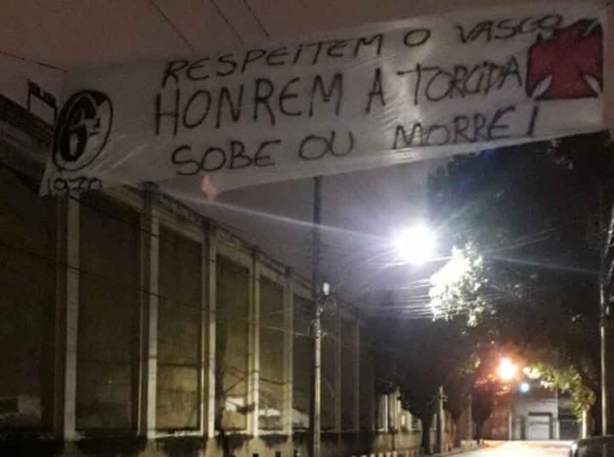 Faixa com frase ameaçadora próximo a São Januário