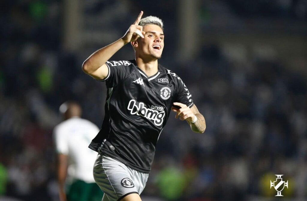 Gabriel Pec comemorando o gol contra o Goiás