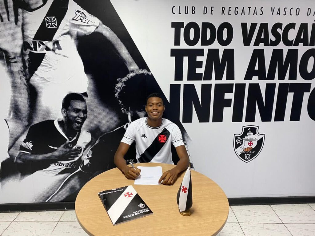 Gabriel Silva Assina Contrato Profissional Com O Vasco | Vasco Notícias